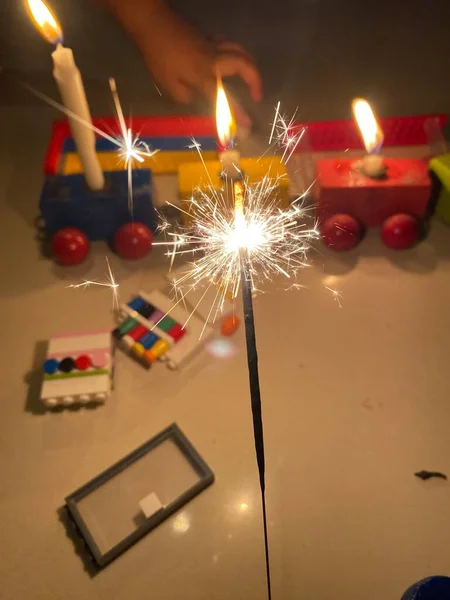 Tűzijáték Háttér Világít Gyertya Fény Játék Vonat Mögött Színes Blokkok — Stock Fotó