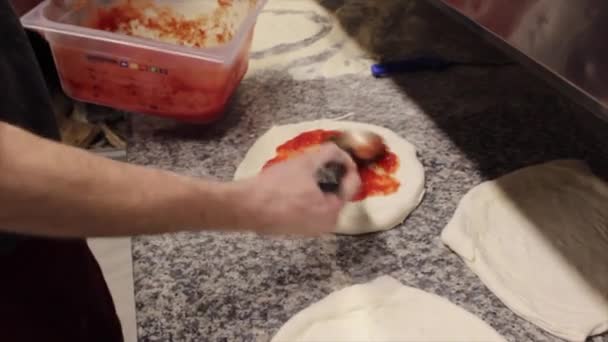 Pizza Chef Στη Δουλειά Ντύνει Τις Βάσεις Πίτσας Σάλτσα Ντομάτας — Αρχείο Βίντεο