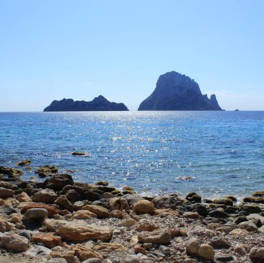 Es Vedra and Es Vedranel are two magical and mythological rock spiers overlooking the sea in Ibiza. Two islets full of legends and ancient superstitions.