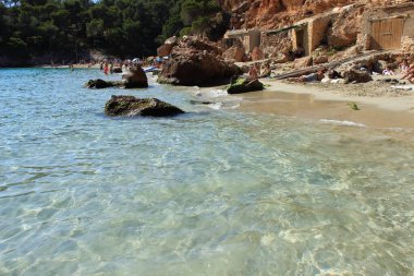 Ibiza, Formentera, Majorca and Menorca have heavenly beaches where you can sunbathe in total freedom. Some hidden coves where it is possible to practice nudism and naturism.