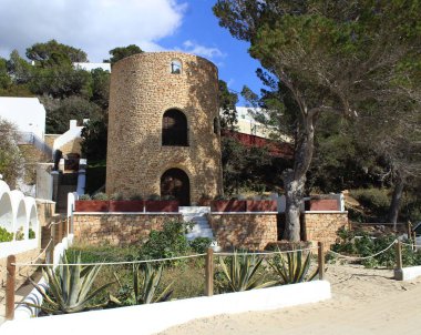 Castles and beaches of legend and Greek mythology. Odyssey and the Iliad are lost in Homer's narrative among the ancient coves and ravines of Ibiza.