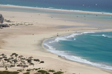 Costa Calma yakınlarındaki Playa Barca plajındaki Sotavento bölgesinde. Risco el Paso 'nun yalnız ve özgür gölü. Rüzgar sörfü ve uçurtma sörfü gibi sporlar için mükemmel bir kıyı şeridi..