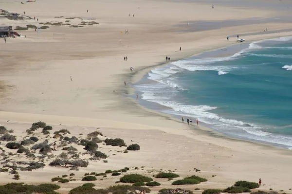 Fuerteventura 'nın güney sahilinin ıssız ve boş beyaz plajı. Nüdizm ve natürizm aşıkları için mükemmel. Giysiler olmadan güneşlenmenin mümkün olduğu yerde ve tamamen özgürlük ve sükunet içinde..