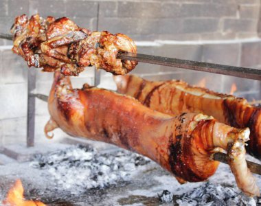 Domuz salyası. Şiş ile ızgara et. Gerçek odun mangalı. Meksika lokantası. Kızarmış süt kuzusu domuz..