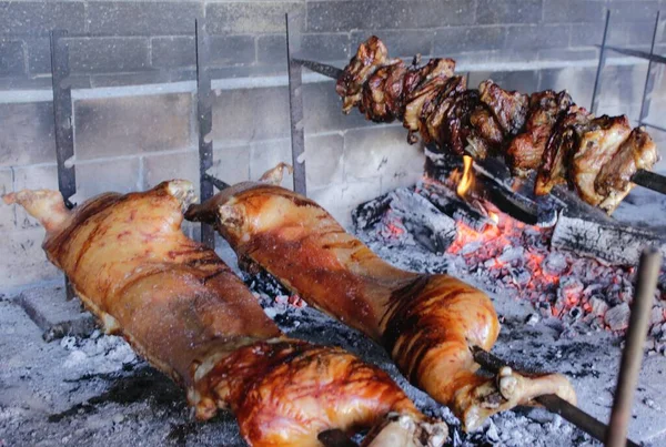 豚肉の串焼き 串焼きの肉を燻製にしたもの 本物の薪バーベキュー メキシカングリルレストラン 焼き豚 — ストック写真