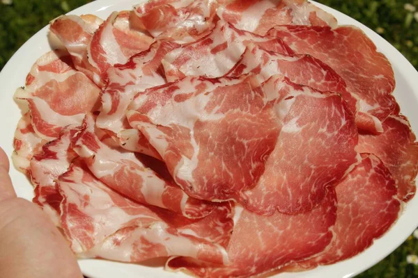 イタリア語の Coppa Prosciutto ハムに似ています イタリアの豚肉を焼きます イタリア地方の典型的な伝統的な前菜 薄切りにしたもの — ストック写真