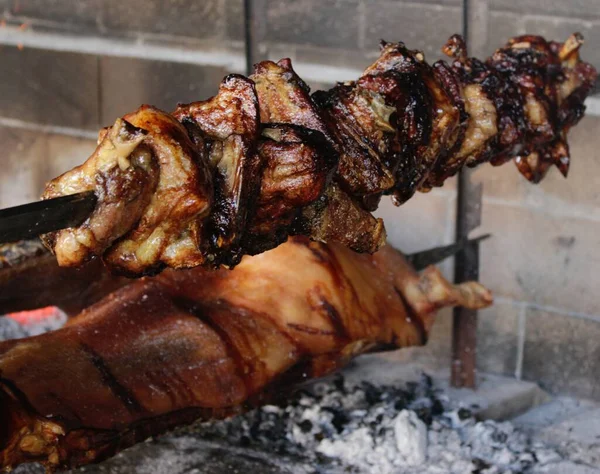 Cuspo Porco Carne Grelhada Fumada Com Espeto Churrasco Lenha Restaurante — Fotografia de Stock