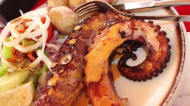 En iyi deniz ürünleri restoranı. Haşlanmış ve sebzeli ızgara ahtapot. Yiyebileceğin en iyi kalamar. Tipik balık yemi. Sos ile servis edilir..