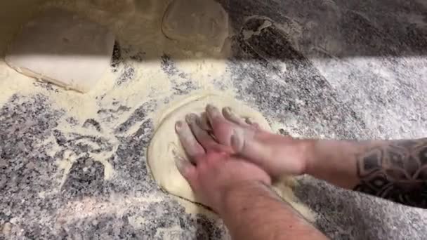 Opracowanie Ręczne Neapolitańską Techniką Baz Pizzy Zostawione Kulki Ciasta Marmur — Wideo stockowe