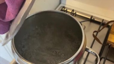 Ev yapımı video. Makarnayı kaynar suya at. Yanan bir tencere su..