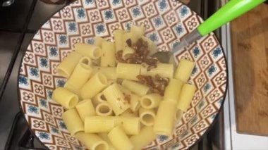 Sarımsaklı, yağlı ve biberli makarna. Makarnanın üzerine rendelenmiş parmesan peyniri dök. Makarna karışımı.
