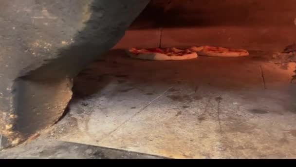 Pizza Bakken Oven Pizza Koken Met Houtoven Levend Vuur Heldere — Stockvideo