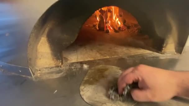Czyszczenie Łopaty Pizzy Przed Piekarnikiem Pracownik Drapiący Skórkę Pizzy — Wideo stockowe