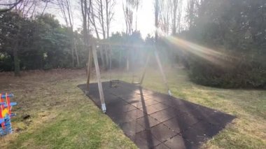 Çocuksuz salıncaklı oyun parkı. Boş bahçe ve yalnızlık. Çocuksuz bir dünya. Bölünmüş çocukluk.