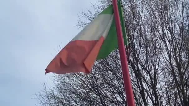 Italská Vlajka Vlaje Mírném Větru Italská Národní Trikolóra Visí Červeném — Stock video