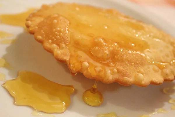 Seadas Sebadas 전형적 Sardinian 디저트 치즈를 케잌은 뜨겁게 내놓았고 덮었다 — 스톡 사진