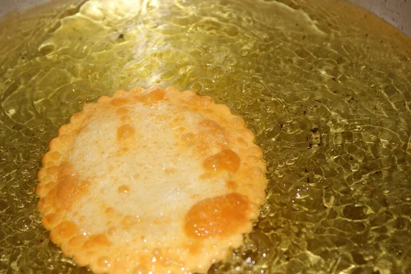 치즈를 녹여서 팬케이크에 뜨거운 기름을 — 스톡 사진