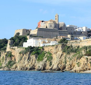 Eski kasaba ve denizden görünen İbiza kalesi. Adanın turizm merkezinin limanı ve marinası. Ortaçağ duvarları ve Dalt villası.