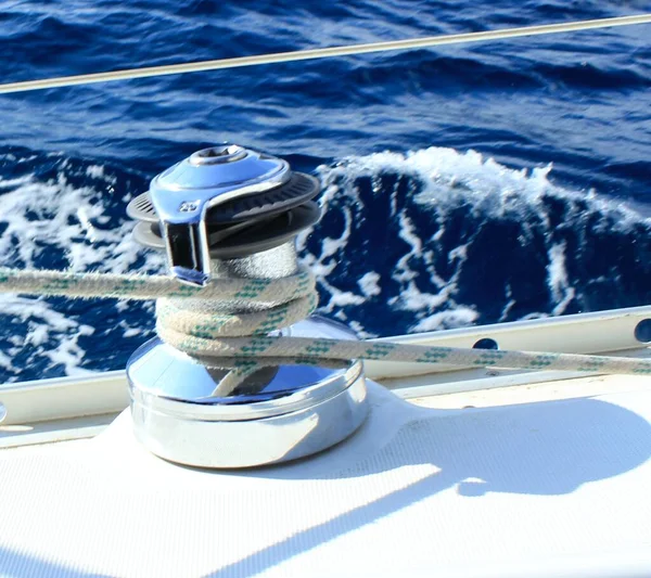 帆船用のウィンチを扱う 海軍の装備だ 風と共に航行するための装置 — ストック写真