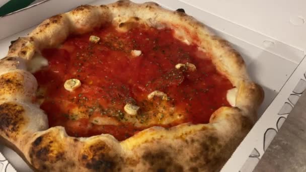 オリジナルマリナラピザ 水牛のモッツァレラで満たされた地殻 ニンニク オレガノ サンマルツァーノトマトソース 世界一のピザだ オリジナルナポリイタリア風 — ストック動画