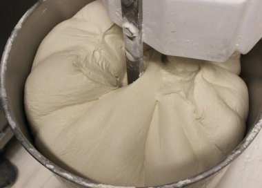 Mekanik pizza karıştırıcısı. Dönüşümlü hamur. Yüksek su kaybı. Mekanik makineli pizza üretimi devam ediyor.