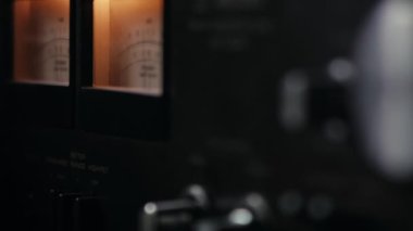 Müzikle senkronize hareket eden vintage ses yükselticinin analog VU ölçeğine yakınlaş