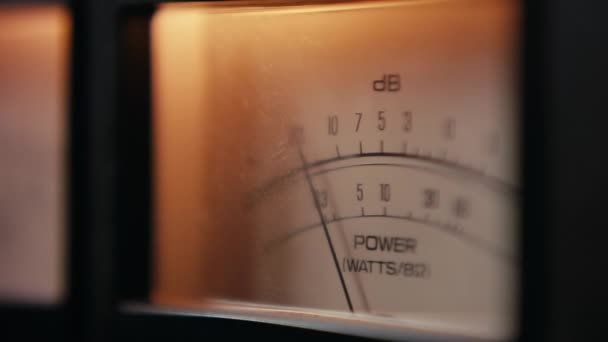 Analog Meter Vintage Lydforstærker Med Nålen Bevægelse Nærbillede – Stock-video