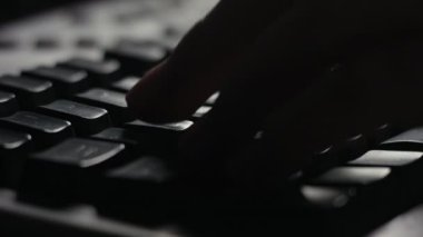 WASD tuşlarını kullanarak oyun oynayan parmakları olan bilgisayar klavyesi yakın plan.