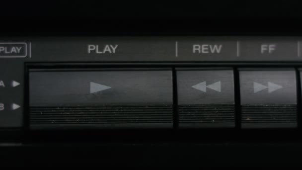 古いレトロなヴィンテージカセットテーププレーヤーで指を押す再生ボタン — ストック動画