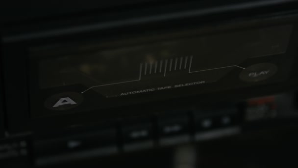 Inserta Casete Audio Mano Presiona Botón Reproducir Una Grabadora Cinta — Vídeo de stock