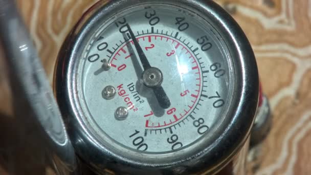 Pressure Gauge Needle Moves While Pumping Close — Vídeo de stock