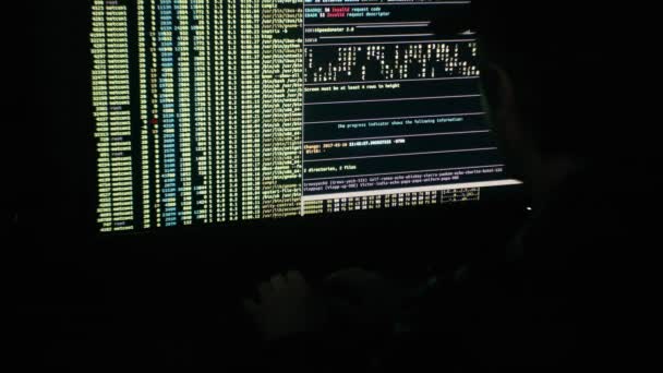 Hacker Una Habitación Oscura Escribiendo Una Pantalla Grande — Vídeo de stock