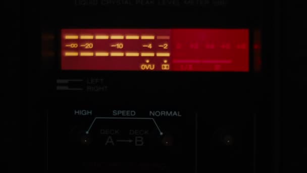 カセットテープデッキレコーダー上のデジタルVuメーター — ストック動画