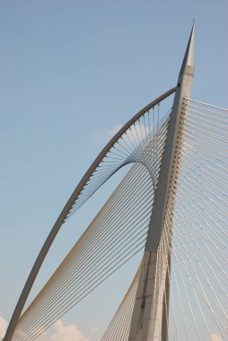 Putrajaya İdari Başkenti Putrajaya 'daki Seri Wawasan Köprüsü ya da Putra Köprüsü' nün gündüz manzarası Güçlü Fütürist Dinamik Kablo Dizisi Mühendisliği Modern Çağdaş Köprüsü Putrajaya Gurur Bölgesi Federal Finansal Bölgesi 'nde yer alıyor