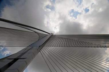 Putrajaya İdari Başkenti Putrajaya 'daki Seri Wawasan Köprüsü ya da Putra Köprüsü' nün gündüz manzarası Güçlü Fütürist Dinamik Kablo Dizisi Mühendisliği Modern Çağdaş Köprüsü Putrajaya Gurur Bölgesi Federal Finansal Bölgesi 'nde yer alıyor