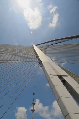 Putrajaya İdari Başkenti Putrajaya 'daki Seri Wawasan Köprüsü ya da Putra Köprüsü' nün gündüz manzarası Güçlü Fütürist Dinamik Kablo Dizisi Mühendisliği Modern Çağdaş Köprüsü Putrajaya Gurur Bölgesi Federal Finansal Bölgesi 'nde yer alıyor