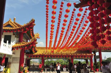 Bir tapınak festivalinde Çin kırmızı fenerlerinin canlı gösterisi. Bu geleneksel etkinliği kutlamak için gündüz büyük bir kalabalık toplanıyor..