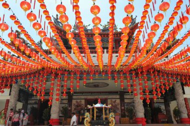 Bir tapınak festivalinde Çin kırmızı fenerlerinin canlı gösterisi. Bu geleneksel etkinliği kutlamak için gündüz büyük bir kalabalık toplanıyor..
