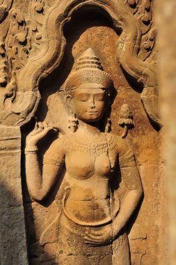 Bu resim, Siem Reap, Kamboçya 'da Angkor Wat' ta bulunan göksel bir peri olan Apsara 'nın detaylı bir taş oymasını çeker..