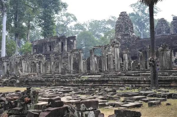 stock image Historic view of Angkor Wat ruins surrounded by verdant trees in Siem Reap, Cambodia. A cultural and architectural marvel dating back centuries.