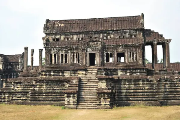 Siem Reap Angkor Wat Kamboçya 'da bir sürü basamağı olan büyük bir bina. Bina eski ve uzun bir geçmişi var.