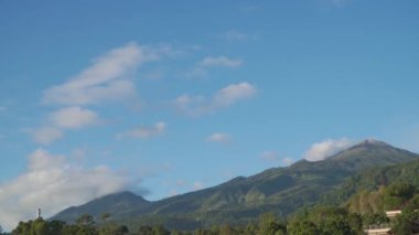 Dağlarda mavi gökyüzüyle