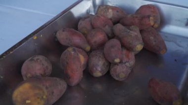 Pişirme kabında tatlı patates.