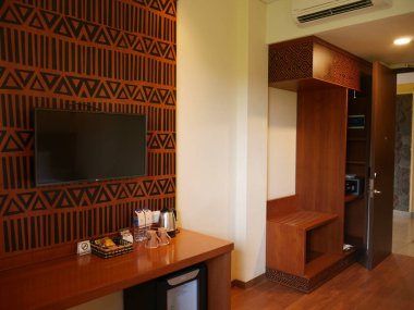 Doğal görünüşlü yan odada.