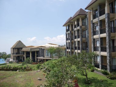 Doğa manzaralı otel ve lobi.