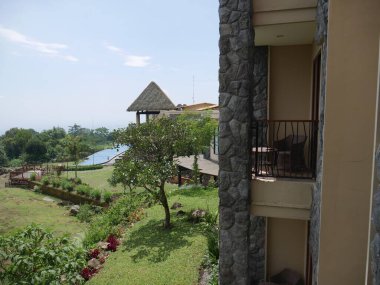 Arkadan doğa manzaralı bir otel.