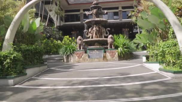 建物の前に噴水のある像 — ストック動画