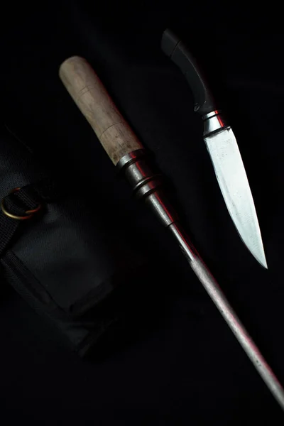 Ein Messer Und Ein Messer Auf Einer Schwarzen Oberfläche Mit — Stockfoto