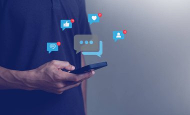 Sosyal medya konsepti, sosyal medya ve dijital çevrimiçi konsepte sahip akıllı telefon kullanımı, Evden Çalışmak.