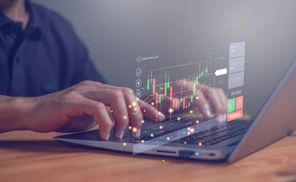 İş adamı veya tüccar, Forex ticaret grafiği verilerini, yatırımcıları, kripto para birimlerini, Borsa Yatırım Fonları ve Dijital Varlıkları, iş konseptini analiz ediyor.